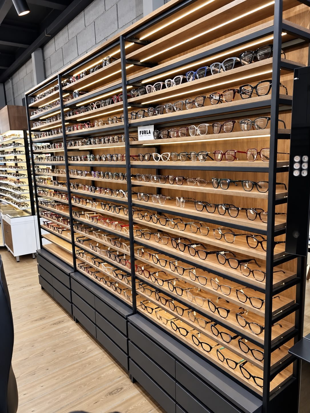 LAU CENTER OPTICA PATIO 24